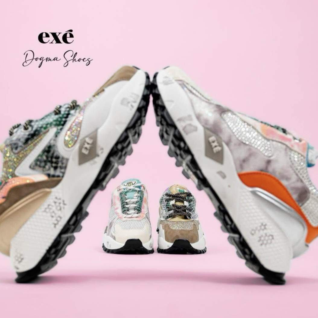 Sapatilhas Exé multicoloridas com glitter, padrões e detalhes laranja.